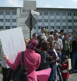 Entlassene protestieren vor TMD Friction in Leverkusen