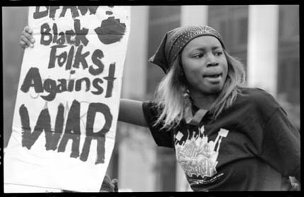 Schwarze Frau mit Plakate - Black Folks Against War