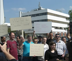 Entlassene protestieren vor TMD Friction in Leverkusen