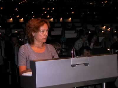 Gaby Weber vor der Hauptversammlung 2001 