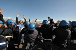 Solidarität mit den Arbeitern von Fiat Pomigliano, die in Neapel von der Polizei niedergeknüppelt wurden!