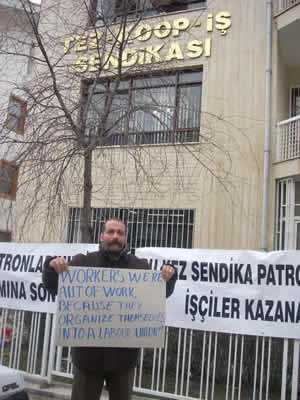 Sitzstreik direkt vor der Gewerkschaftszentrale in Ankara